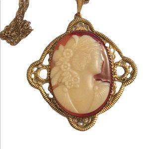 Vintage 1960s Resin gold metal cameo necklace